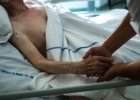 Fin de vie : l'appel de 12 députés de tous les bords à dissocier aide à mourir et soins palliatifs 