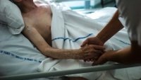 Fin de vie : l'appel de 12 députés de tous les bords à dissocier aide à mourir et soins palliatifs 
